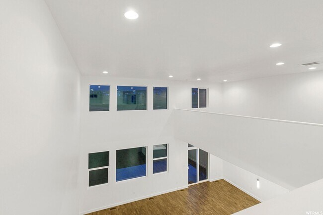 Building Photo - Stunning Home Right on the Golf Course!