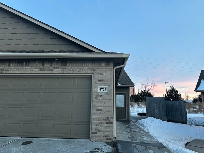 Building Photo - 4723 N Hillside Ct