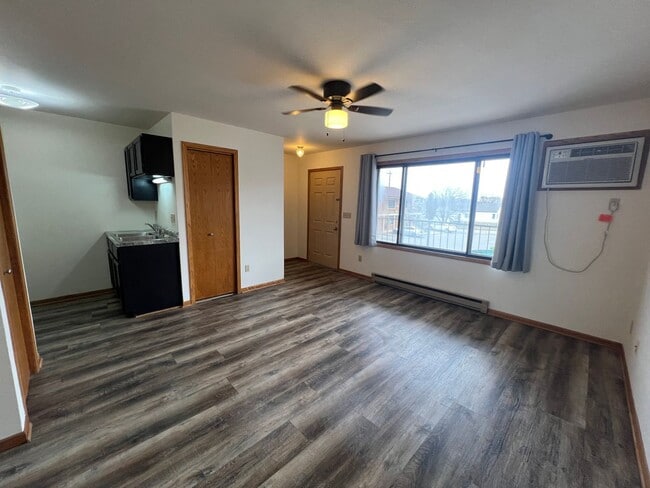 Building Photo - Recently Renovated Upper Level 1-bed, 1-Bath