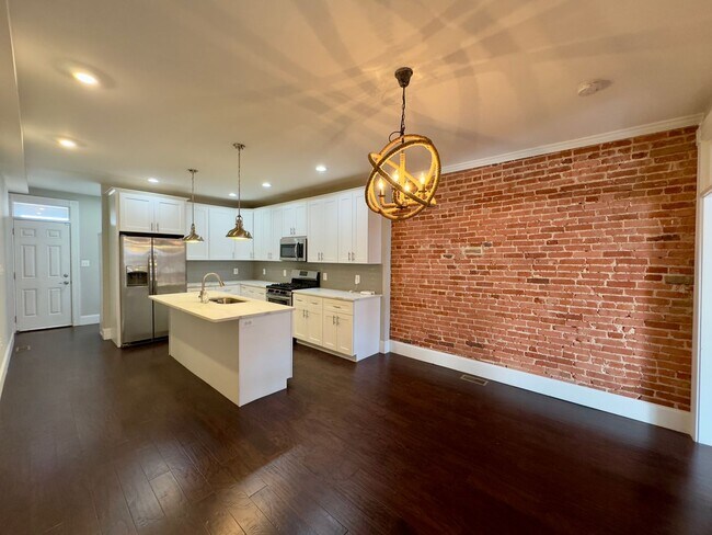 Building Photo - Modern 3Bed/3.5Bath Charm in a Prime East ...