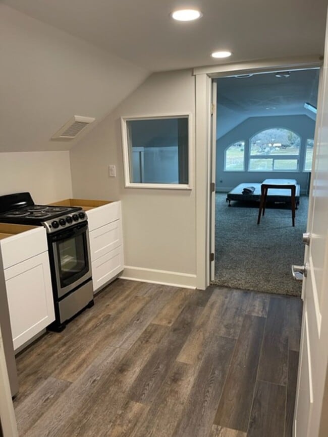 Building Photo - 1 Bedroom Suite for Lease with Washer/Dryer and Garage Spot