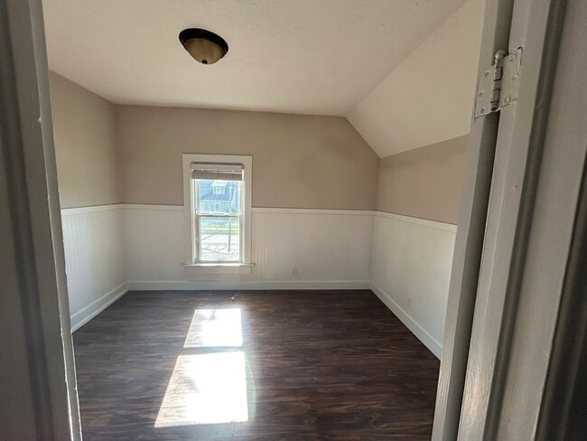 Two large bedrooms - 1001 Cass St