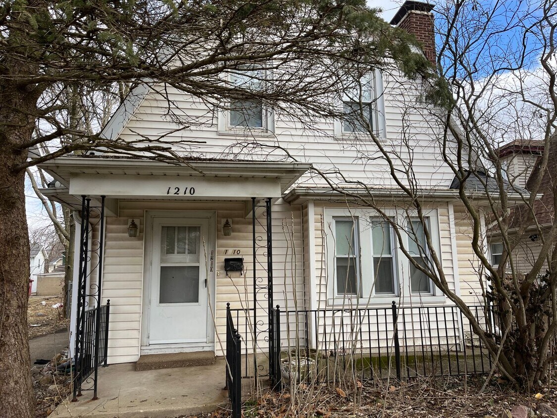 1210 N Douglas St, Peoria, IL 61606 House Rental in Peoria, IL