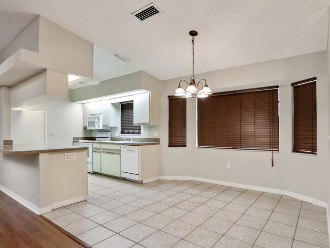 Foto del edificio - 5785 Colonial Oaks Blvd