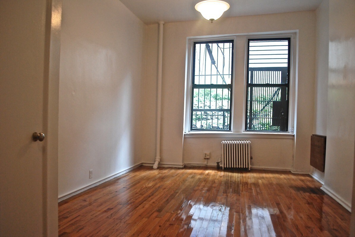 Primary Photo - 245 E 76th St