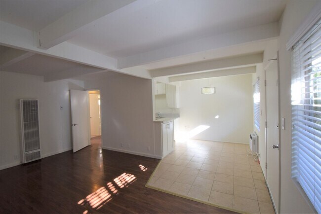 Foto del edificio - 6125 Whitsett Ave