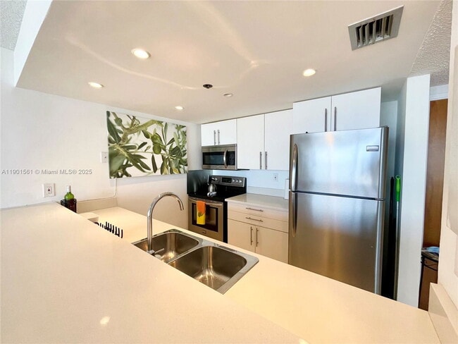 Foto del edificio - 7601 E Treasure Dr