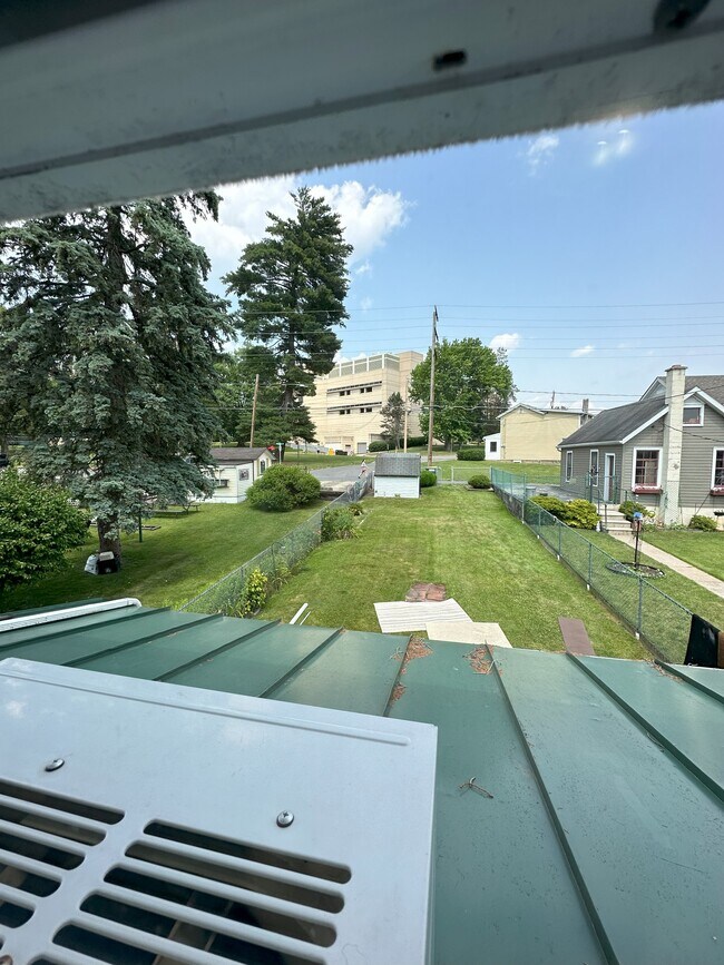 EL EDIFICIO GEISINGER ES TU PATIO TRASERO - 990 Cherry St