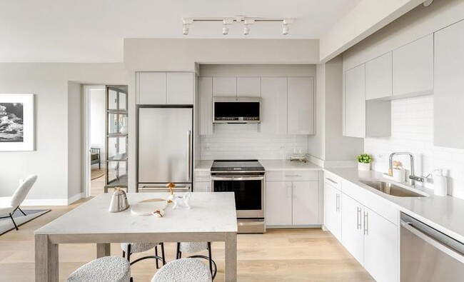 Building Photo - 1 bedroom in LONG ISLAND CITY NY 11109