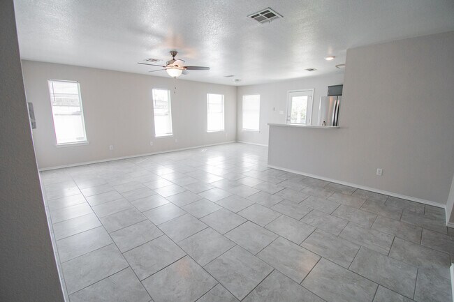 Large living area - 800 James Loop