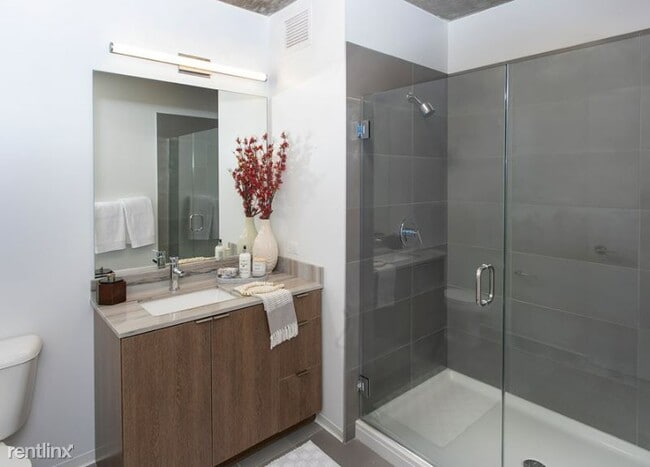 Building Photo - 1 br, 1 bath Condo - 2300 S Wabash Ave