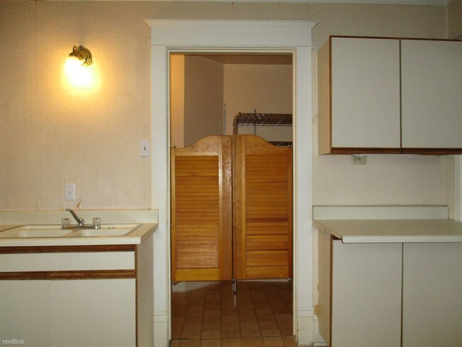Building Photo - 2205 Summitview Ave