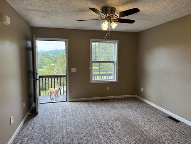 Building Photo - Candler - 2 Bedroom Available Now