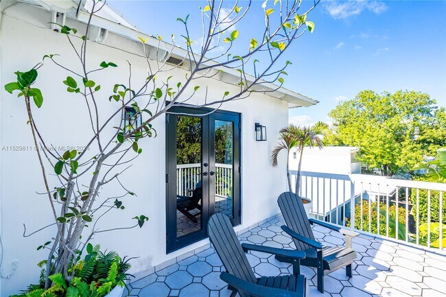 Foto del edificio - 698 Fernwood Rd