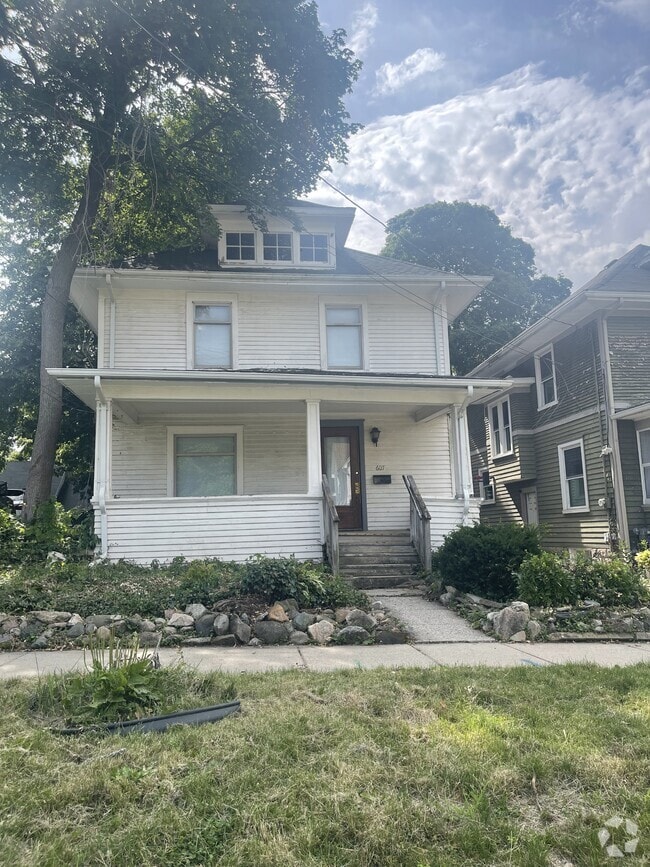 Building Photo - 607 N Sycamore St