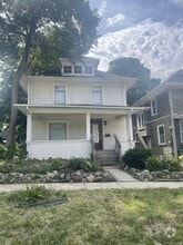 Building Photo - 607 N Sycamore St