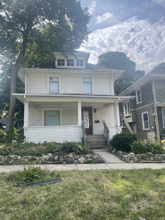 Foto principal - 607 N Sycamore St