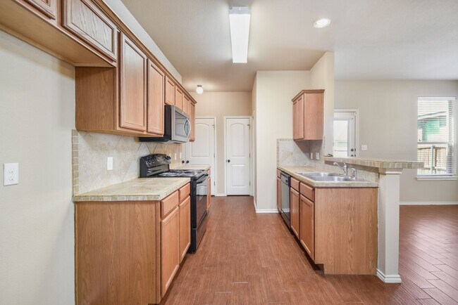 Building Photo - 3 BEDROOM DUPLEX LOCATED IN HUTTO, TEXAS!