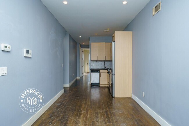 Foto del edificio - 54-38 Arnold Ave