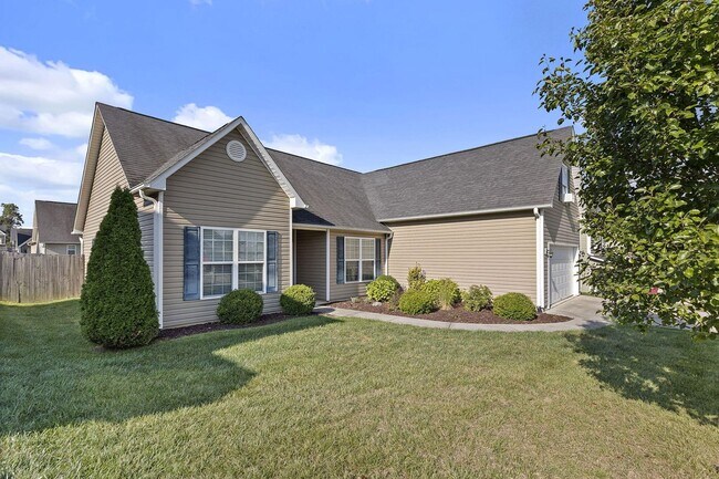 Foto del edificio - 4 Bedrooms/2 Full Baths Home  Johnson City, TN 37615