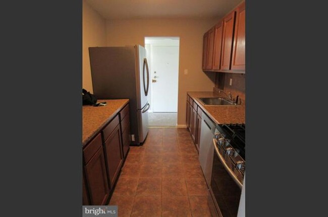 Foto del edificio - NEWLY AVAILABLE - RENOVATED 3 BR UNIT IN T...