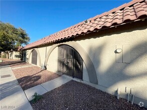 Building Photo - 833 Hedge Way