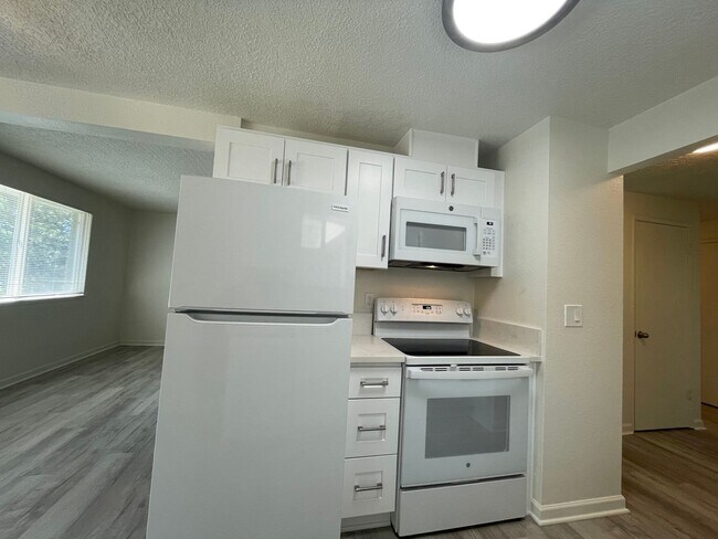 Foto del edificio - Spacious 2 Bed 1.5 Bath Apartment in Gresham - Newly Renovated w/ Washer & Dryer!