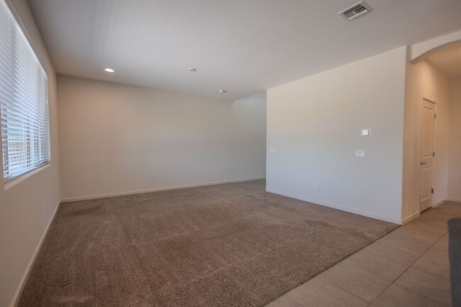 Building Photo - 3 Bedroom 2.5 Bath