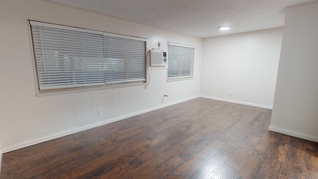 Building Photo - 1553 Riverside Dr