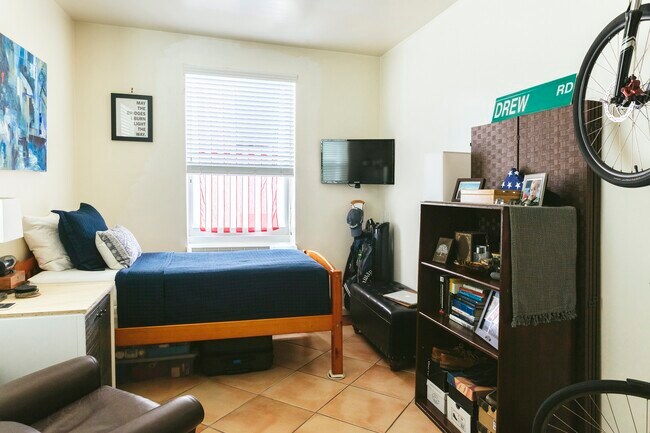 Bedroom - 2320 N Dixie Hwy