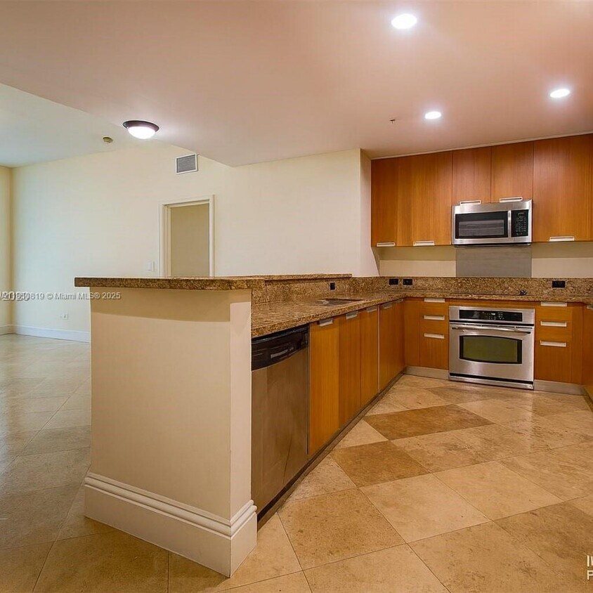 Foto principal - 7901 Hispanola Ave