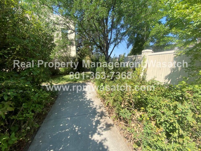Foto del edificio - Check out This Stunning 3 Bedroom 2.5 Bath...