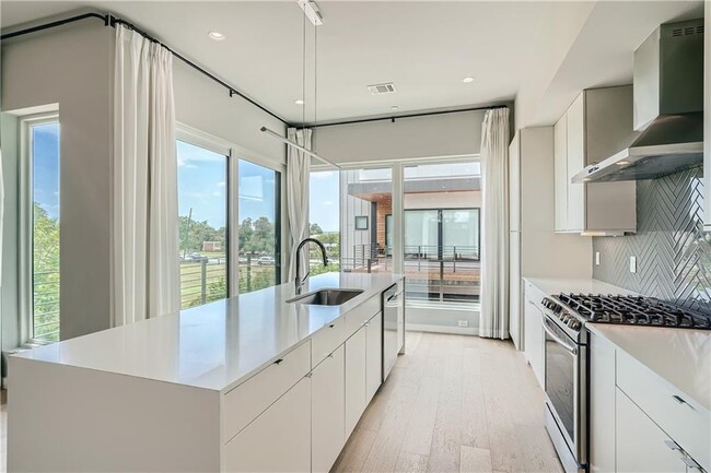 Foto del edificio - 5605 Sunshine Dr