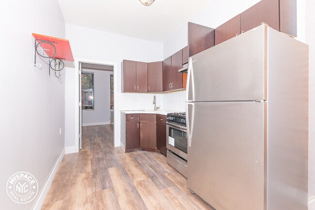 Building Photo - 477 Chauncey St