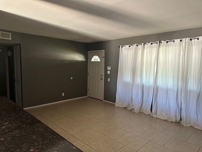 Foto del edificio - Discover this Charming 2-Bedroom - Tempe -...