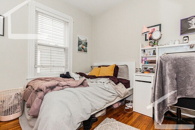 Foto del edificio - Nicely renovated 4 bed duplex with parking included.