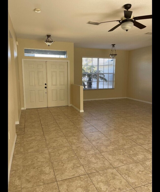 Building Photo - Large Port Charlotte Home