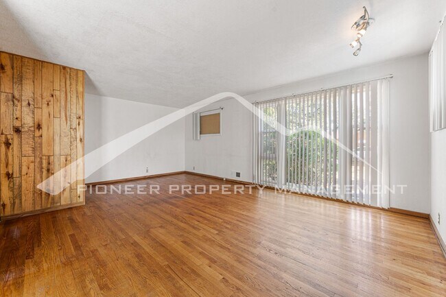 Foto del edificio - Single Family Home with 1 Car Garage and Central Air!