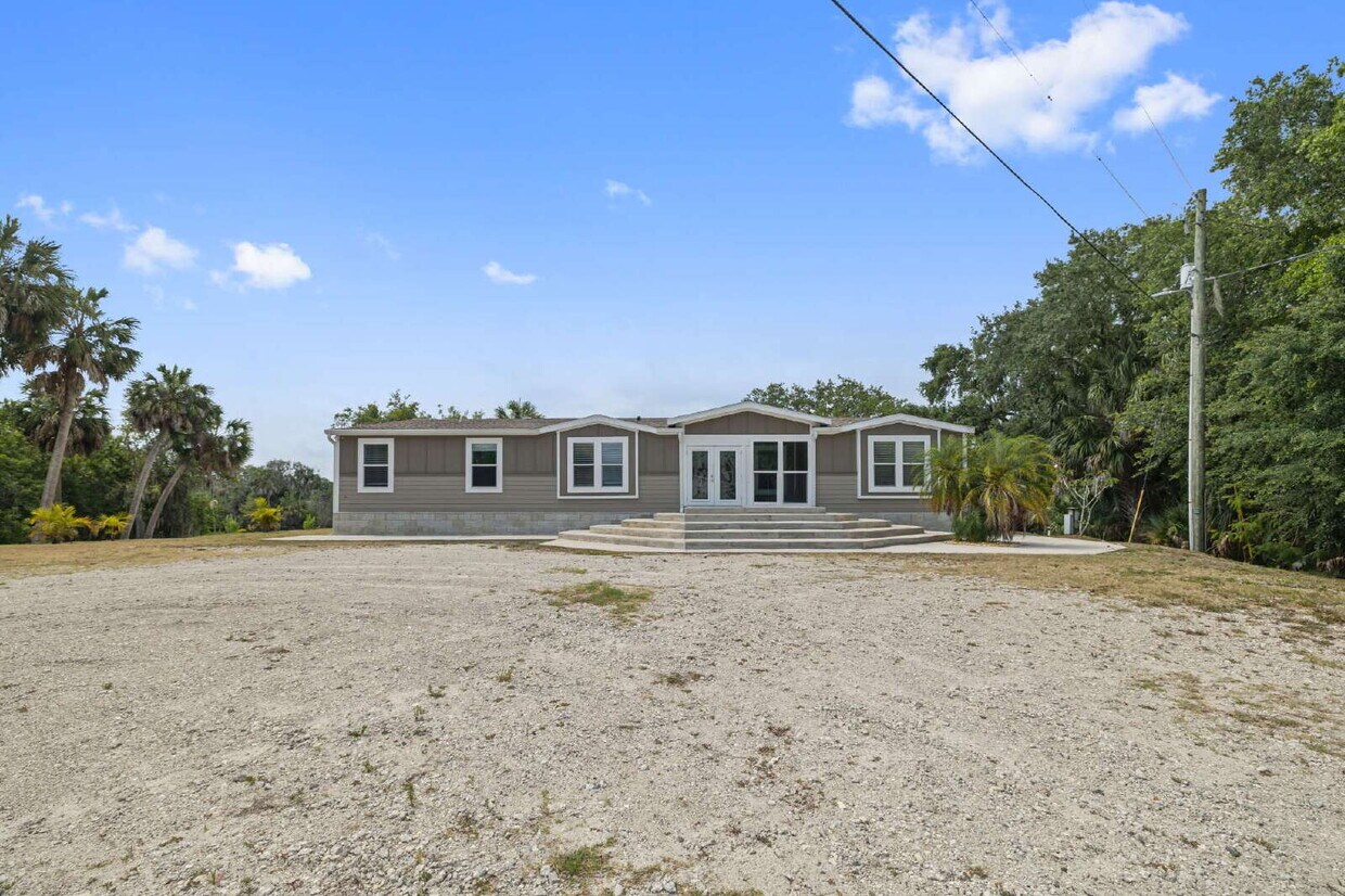 "Spacious 4-Bedroom Retreat with 3400 Sq F... - "Spacious 4-Bedroom Retreat with 3400 Sq F...