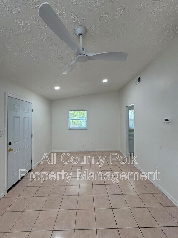 Foto del edificio - 3018 Galaxy Ln