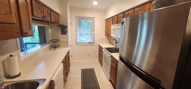 Foto del edificio - Fully furnished meticulously maintained upper condo