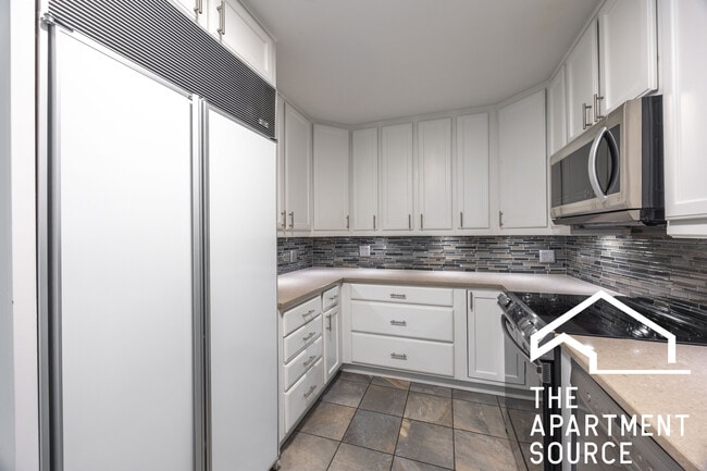 Photo - 1344 N Dearborn St Apartment