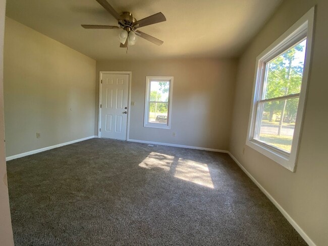 Building Photo - Charming 3 Bedroom 2 bath home in Merle Ha...