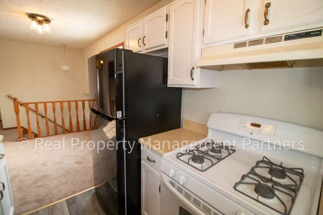 Foto del edificio - 2-Bed, 1-Bath Upper Unit with Garage & Porch – Steps from Paul Henry Trail