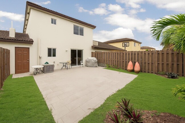 Foto del edificio - 18821 NW 84th Ct