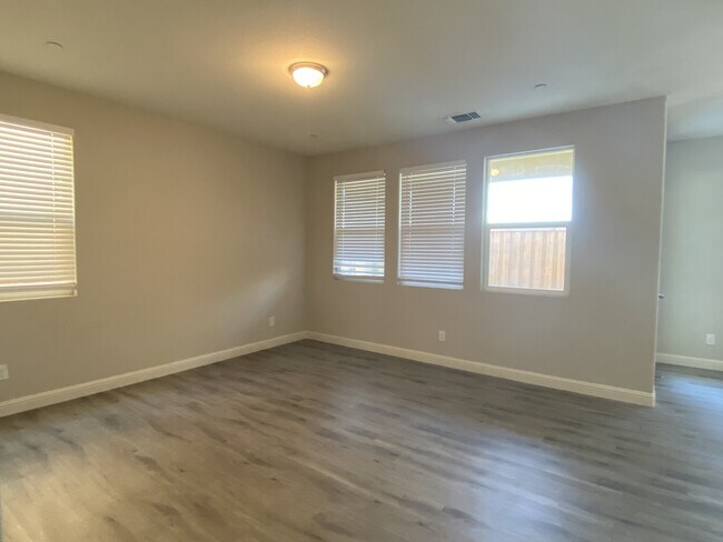 Foto del edificio - 220 Uccello Way