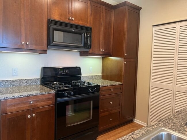 Foto del edificio - Spacious 2 Bedroom Avenue One Home, Available Now!