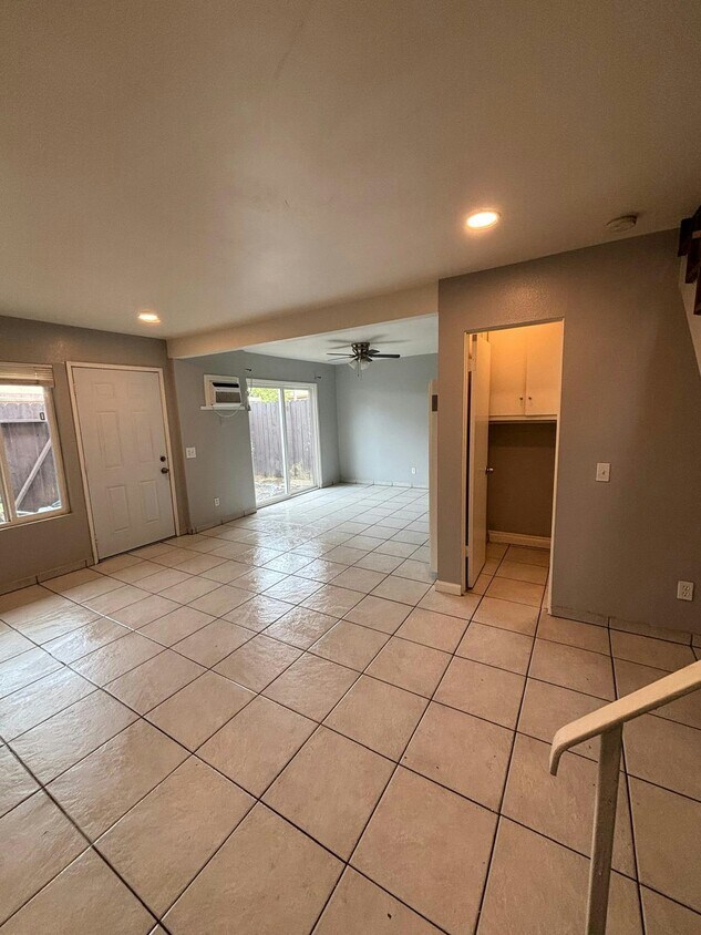 Foto principal - 1270 W 9th St