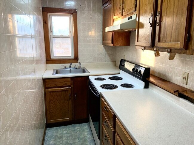 Foto del edificio - 406-408 Oak Hill Rd