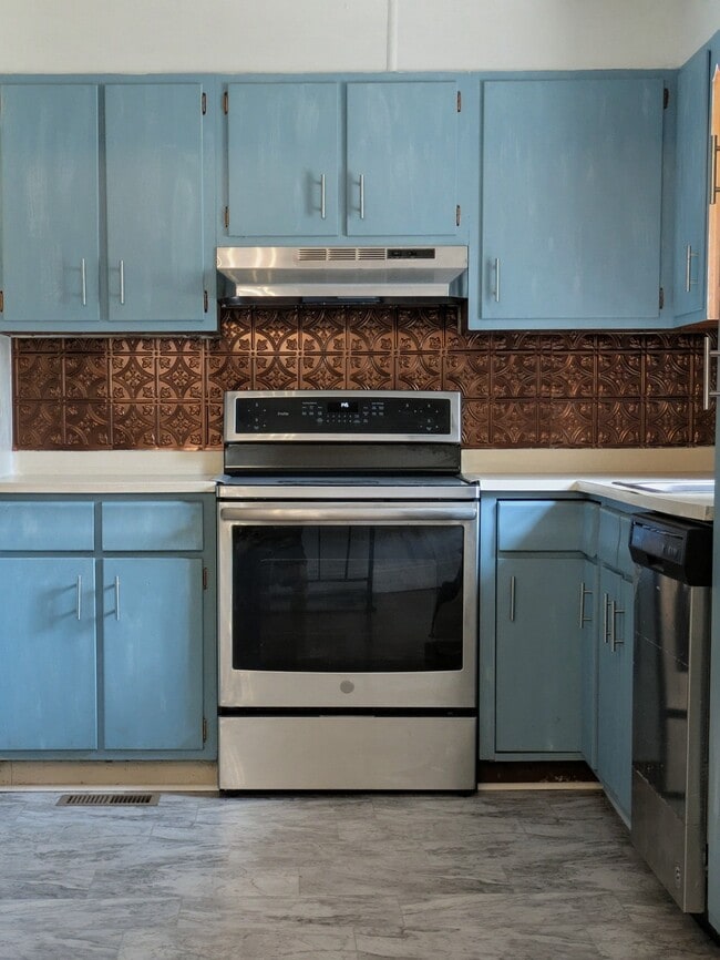 Kitchen - 808 Hunt Ave